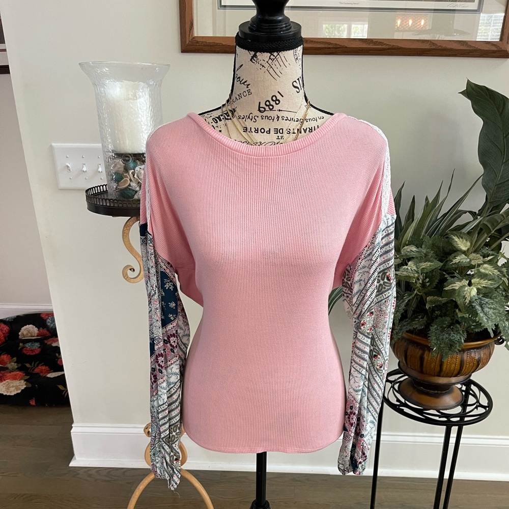ALYA Large pink with long printed sleeves with lace detail EUC
